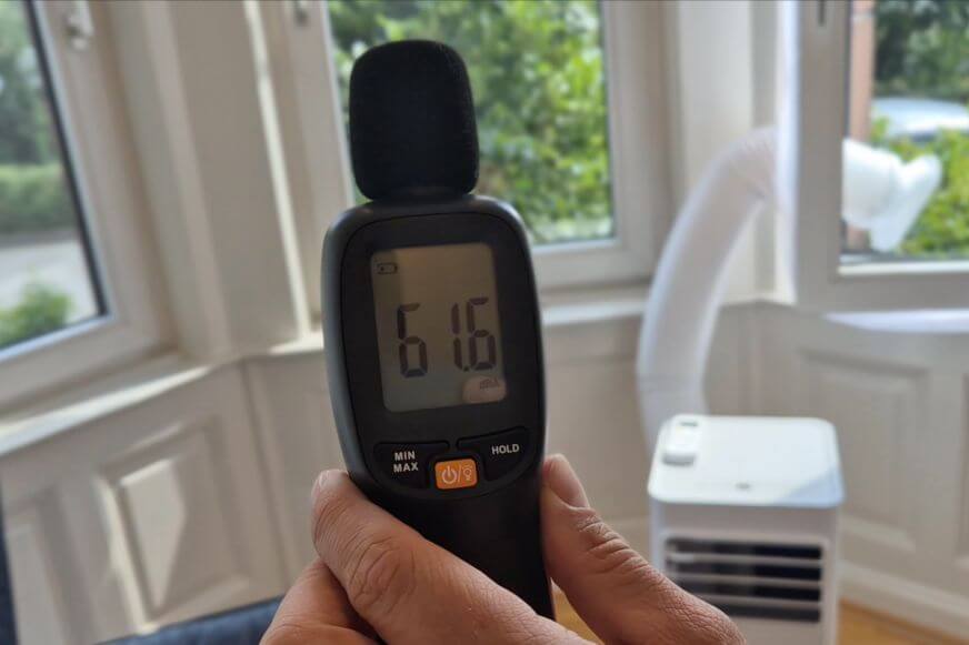 Comfee Breezy Cool 2.6 mit Dezibelmessgeraet direkt davor bei laufendem Betrieb